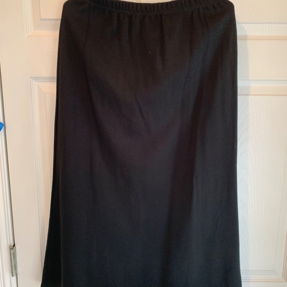 Sweater and skirt - Picture 6 of 7